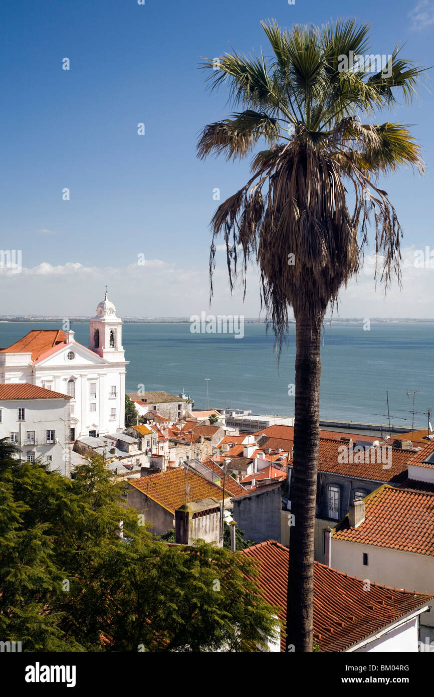 Blick von Lissabon Aussichtspunkt Santa Luzia, Portugal. Santo Estevao Kirche auf der linken Seite. Stockfoto