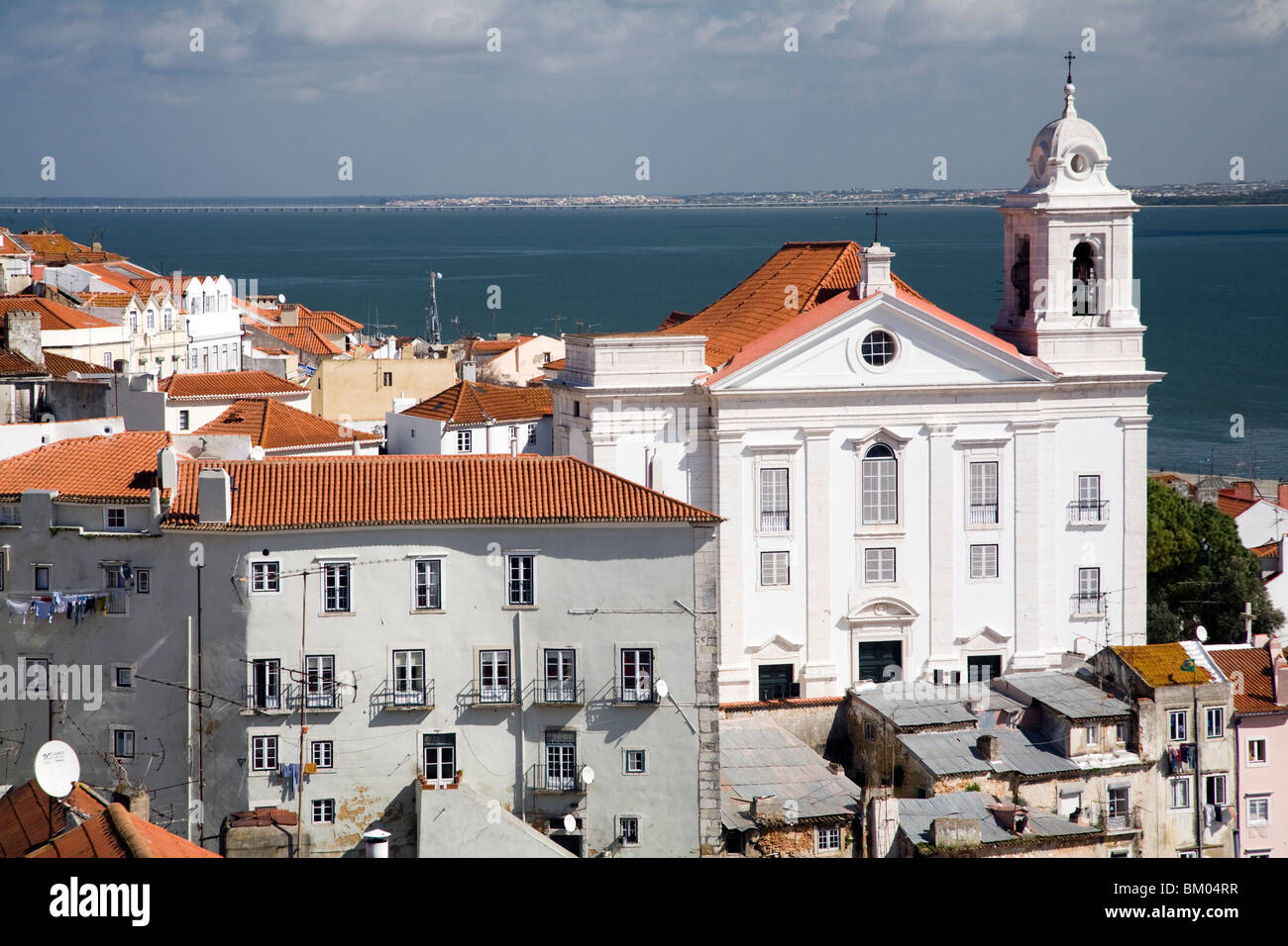 Kirche Santo Estevao aus Santa Luzia Sicht, Lissabon. Stockfoto