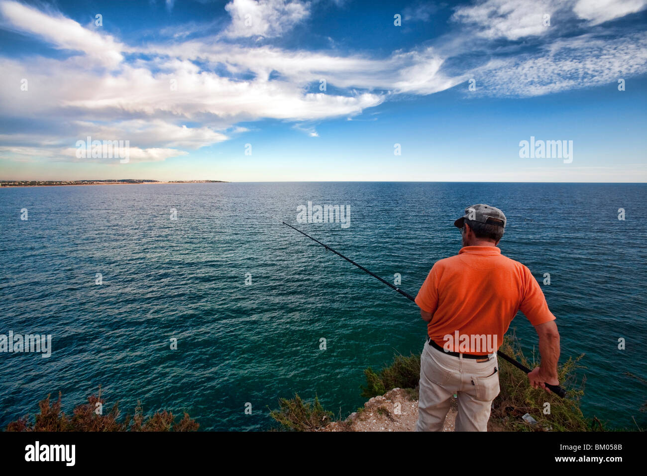 Fischer auf der Spitze einer Klippe, Stadt der Veranden, Gemeinde Lagoa, Bezirk Faro, Region der Algarve, Portugal Stockfoto