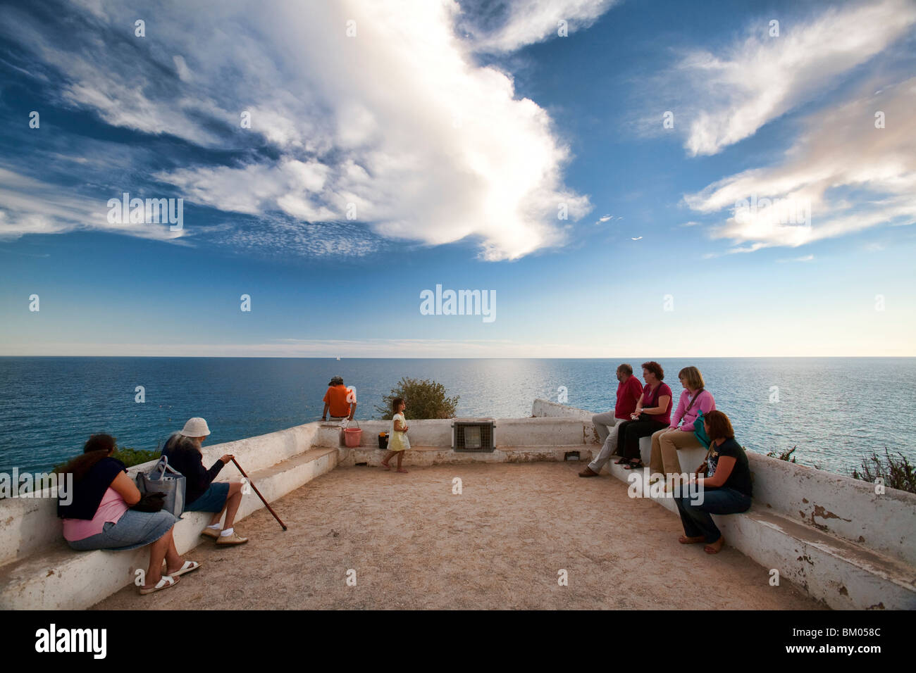 Touristen bei Nossa Senhora da Rocha Sicht Stadt Veranden Gemeinde Lagoa Bezirk Faro Region der Algarve Portugal Stockfoto