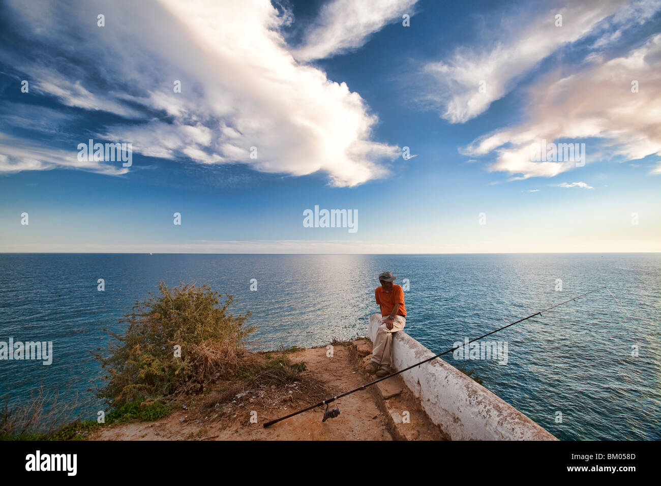 Fischer auf der Spitze einer Klippe, Stadt der Veranden, Gemeinde Lagoa, Bezirk Faro, Region der Algarve, Portugal Stockfoto