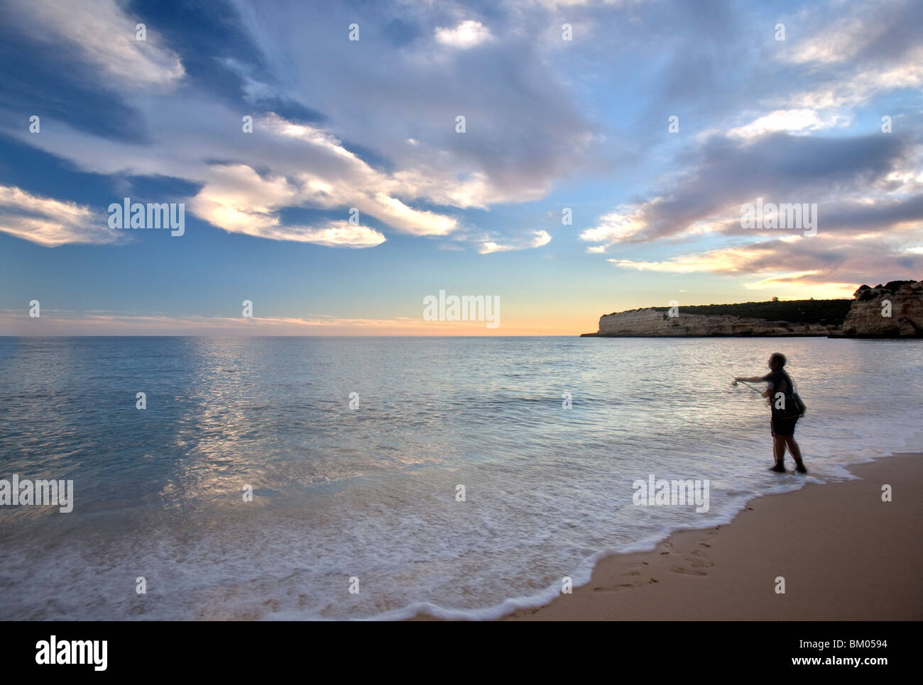 Mann Angeln am Strand, Stadt der Veranden, Gemeinde Lagoa, Bezirk Faro, Region der Algarve, Portugal Stockfoto