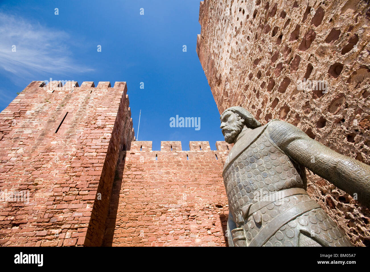 Statue von König Alfonso III, Burg von Silves, Bezirk Faro Region der Algarve, Portugal Stockfoto