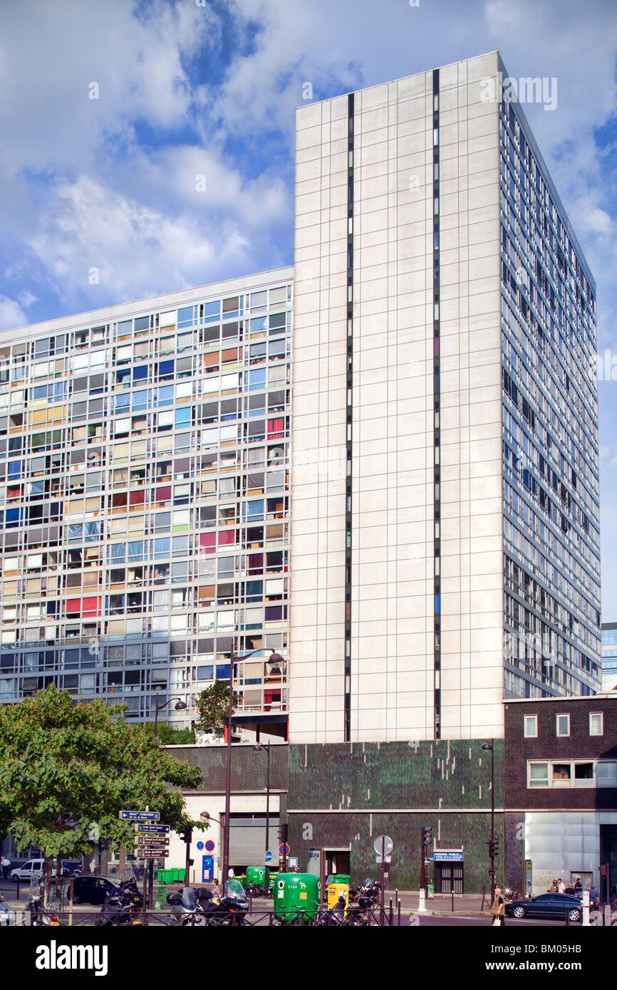 Hochhaus-Wohnanlage mit farbigen Fenstern Stockfoto