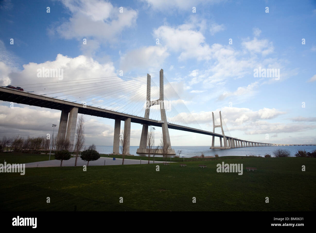 Vasco da Gama Brücke, Lissabon Stockfoto