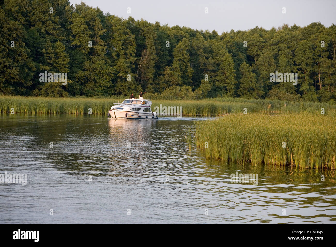 Kenner Caprice Hausboot am Fluss Dahme, in der Nähe von Zernsdorf, Brandenburg, Deutschland Stockfoto