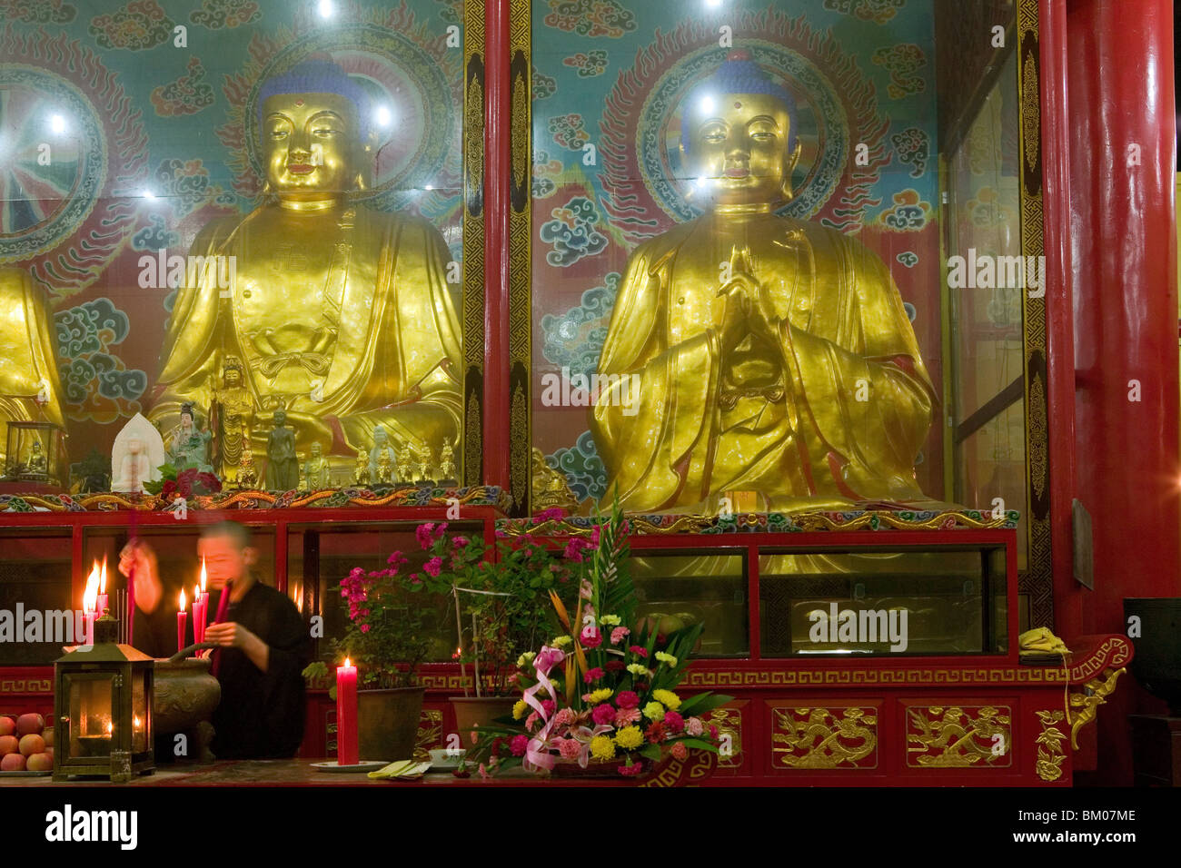 Gebet, Statuen von der Vergangenheit, der Gegenwart und der zukünftige Buddha Wannian Kloster und Tempel, Weltkulturerbe, UNESCO, China Stockfoto