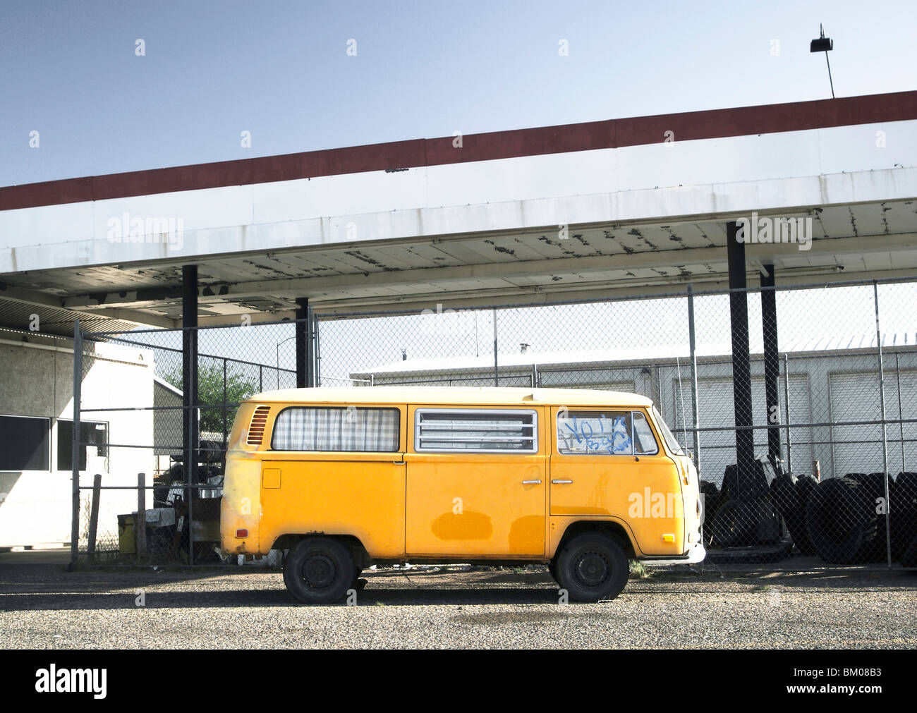 eine verlassene VW-Bus an einer verlassenen Tankstelle in Page, arizona Stockfoto