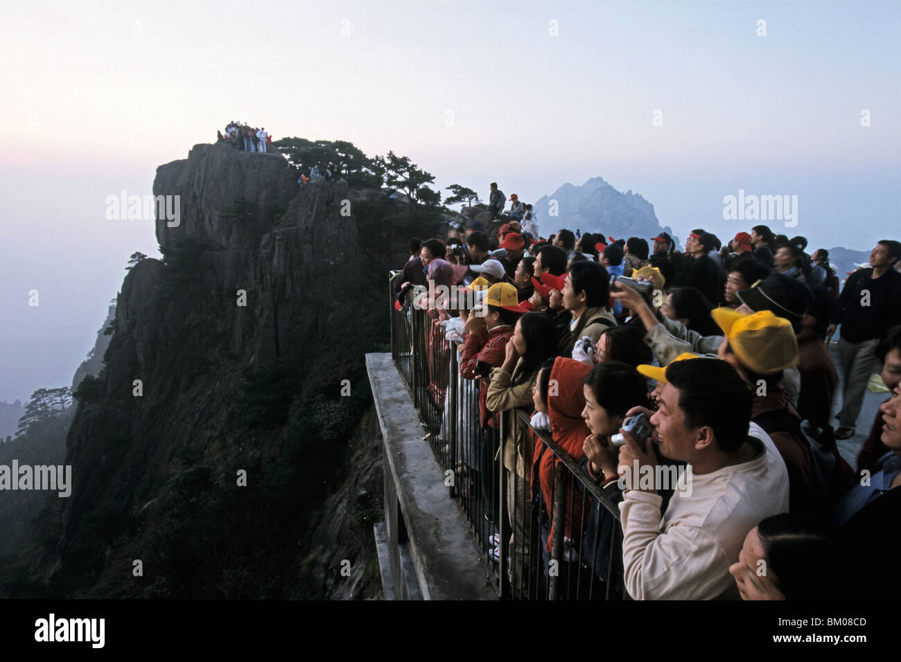 Tourist group, Huang Shan, Provinz Anhui, steilen Aufstieg, Steintreppen, Peak of Shining Light, Welterbe, UNESCO, China, Asien Stockfoto