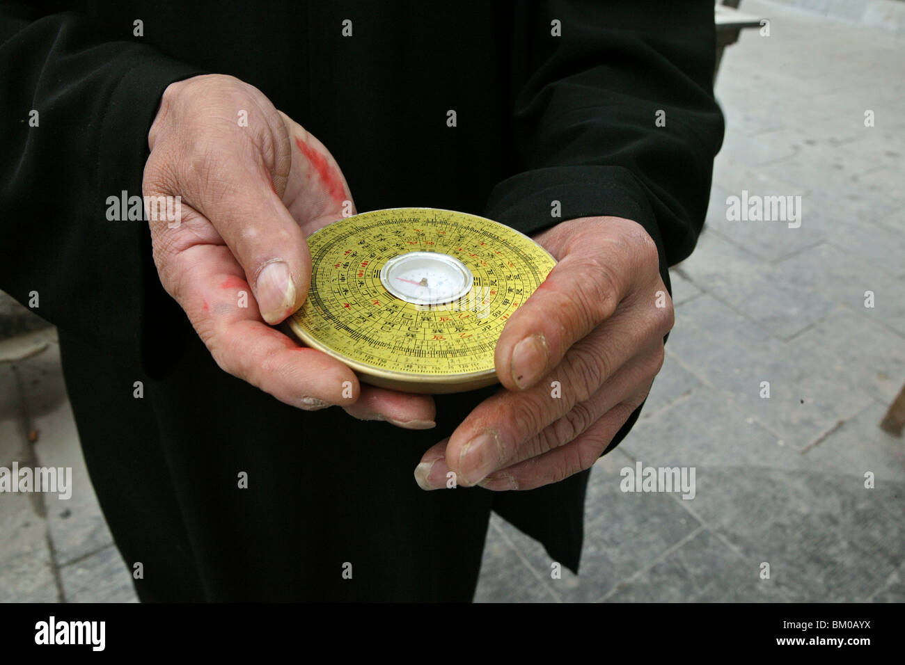 Chinesische Feng Shui Kompass, ein Lopan, in Händen der Fengshui Meister, China, Asien Stockfoto