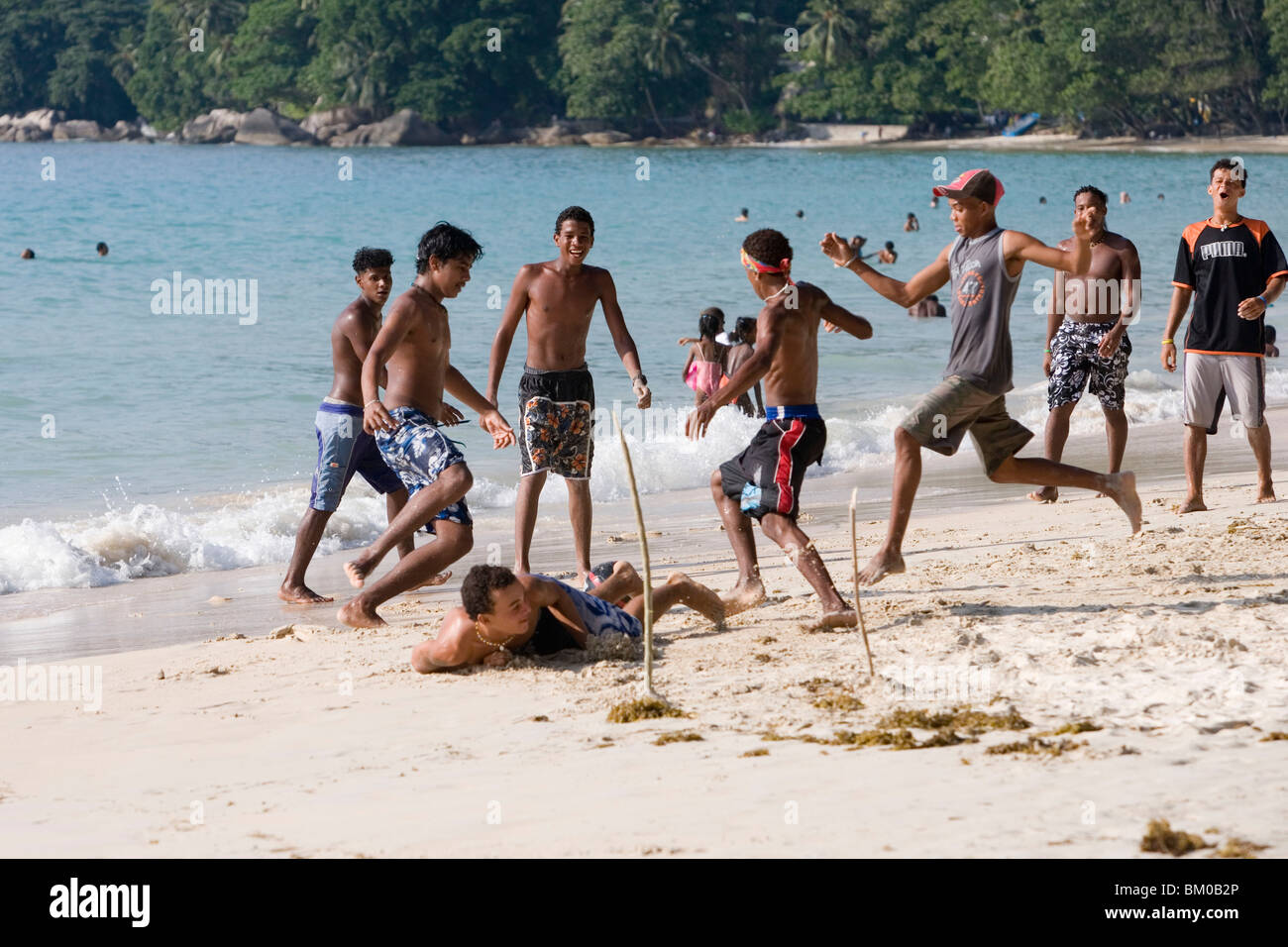 Spielen Sie Beach-Soccer am Beau Vallon Strand, Beau Vallon, Insel Mahe, Seychellen Stockfoto