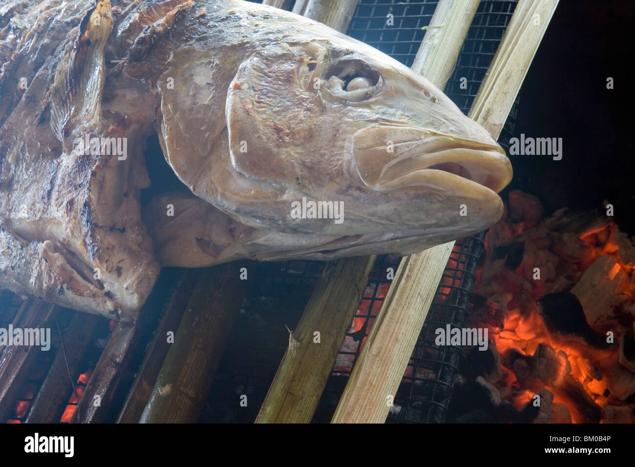 BBQ Makrelenschwarm Loutier Coco Restaurant, Grand Anse Beach, La Digue Island, Seychellen Stockfoto