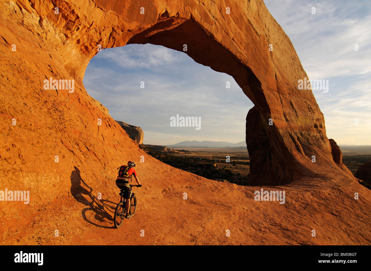 Mountainbiker, Wilson Arch, Moab, Utah, USA Stockfoto