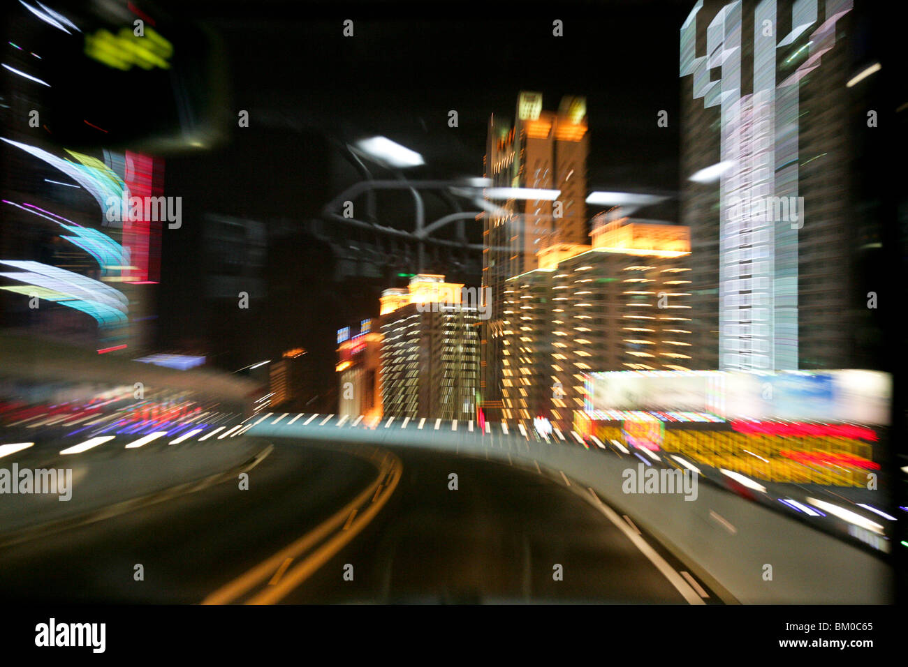 Blick aus einem Bus auf den Straßen bei Nacht, Xiamen, Fujian, China, Asien Stockfoto