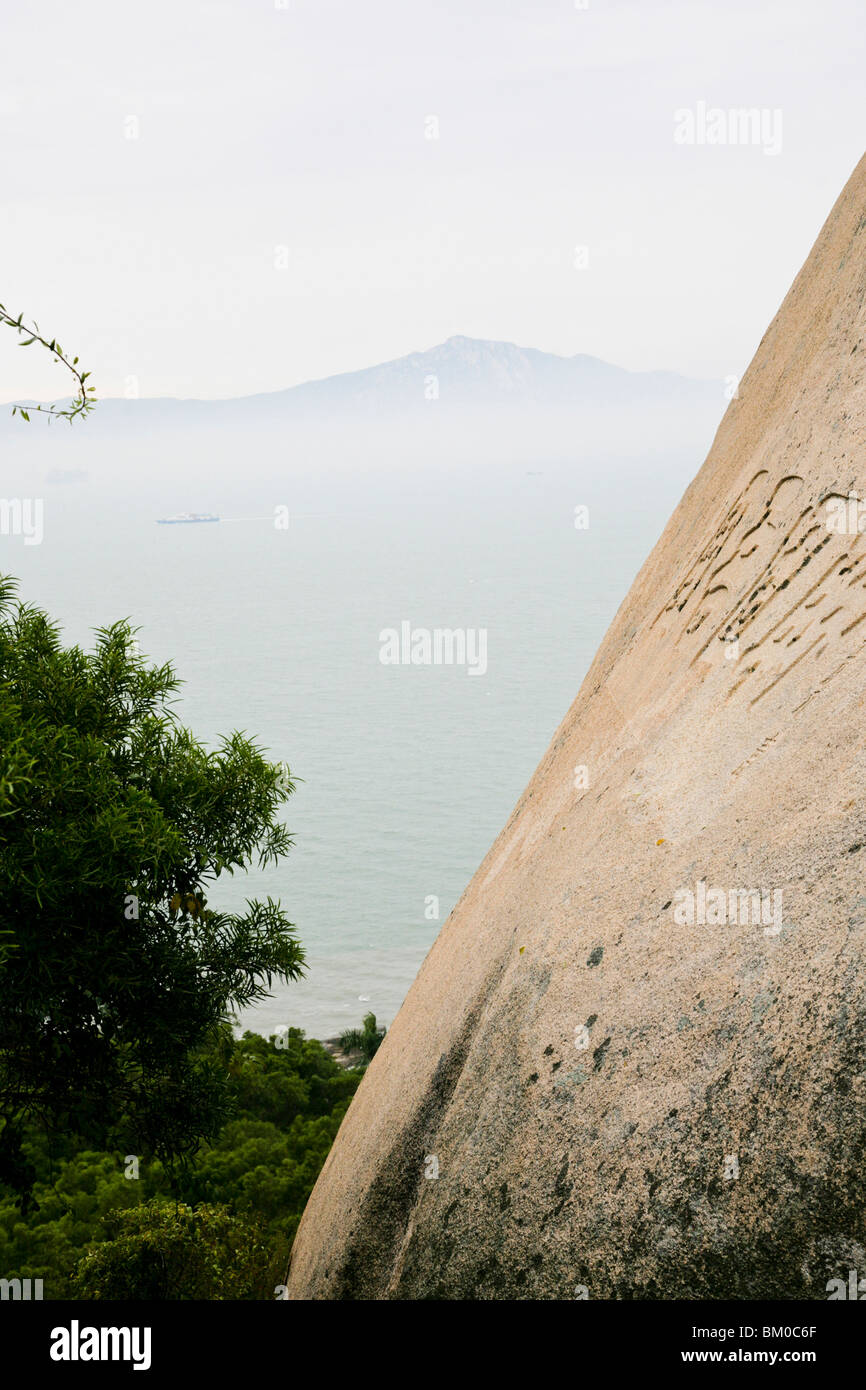 Blick von den Bergen über das Meer in der taiwanesischen Jinmen Insel, Xiamen, Fujian, China, Asien Stockfoto