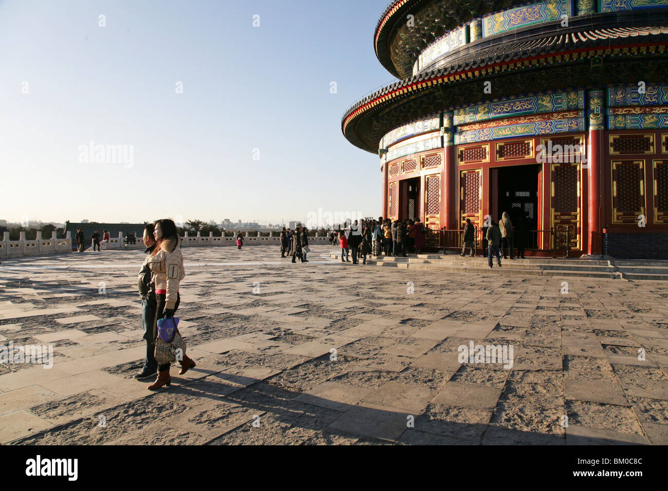 Menschen vor dem Tempel des Himmels im Licht der Abendsonne, Tiantan, Peking, China, Asien Stockfoto