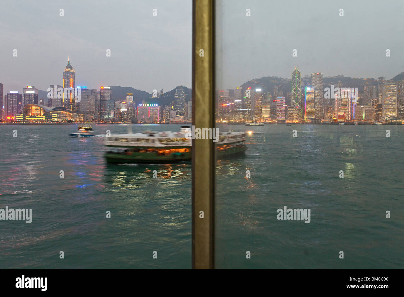 Star Ferry Fähre zwischen Kowloon und Hongkong Island in den Abend, Wanchai, Hong Kong, China, Asien Stockfoto