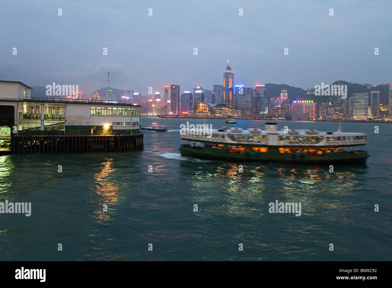 Star Ferry Fähre zwischen Kowloon und Hongkong Island in den Abend, Wanchai, Hong Kong, China, Asien Stockfoto