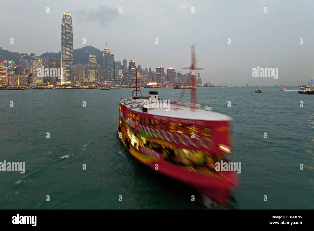 Star Ferry Fähre zwischen Kowloon und Hongkong Island in den Abend, Wanchai, Hong Kong, China, Asien Stockfoto