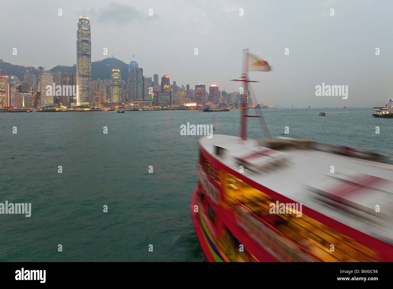 Star Ferry Fähre zwischen Kowloon und Hongkong Island in den Abend, Wanchai, Hong Kong, China, Asien Stockfoto