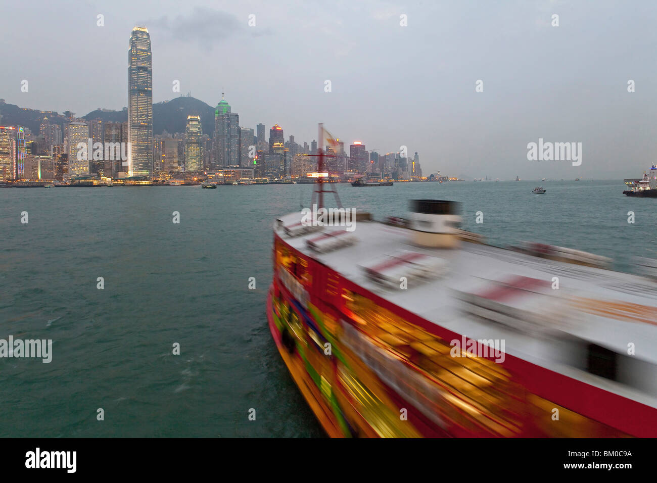 Star Ferry Fähre zwischen Kowloon und Hongkong Island in den Abend, Wanchai, Hong Kong, China, Asien Stockfoto
