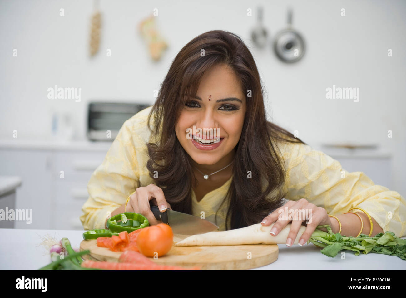 Frau Schneiden von Gemüse in der Küche Stockfoto