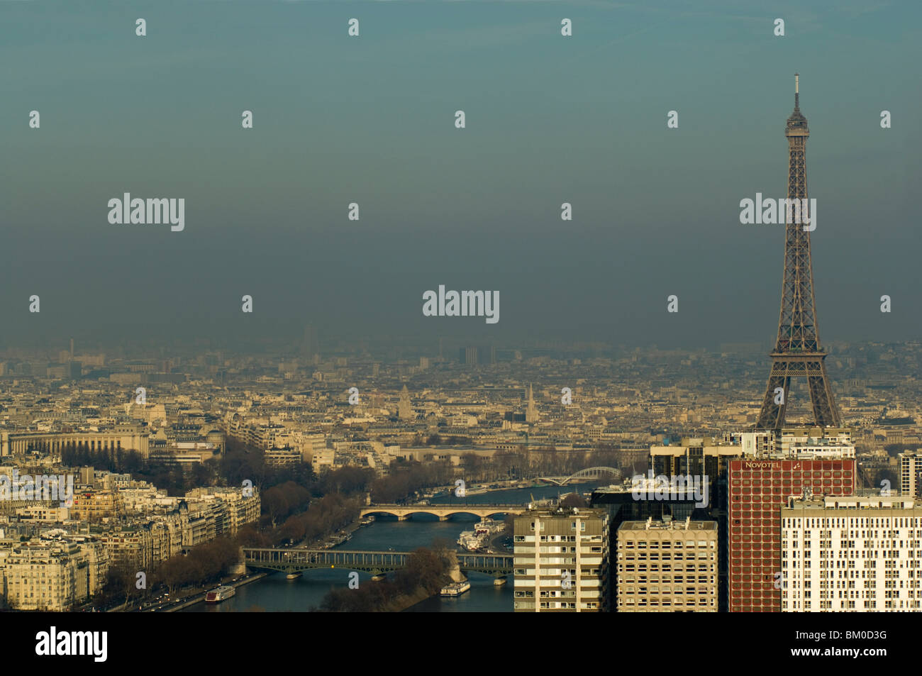 kleines Mädchen lächelnd vor Herbstlaub, kleine Mädchen Metisse lächelnd Stockfoto