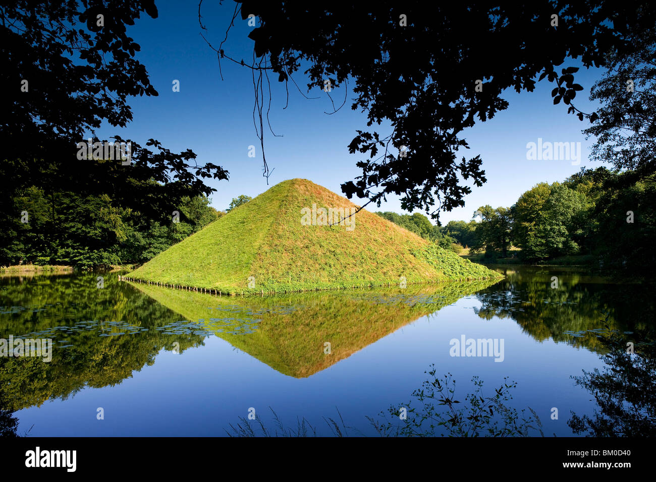 Pyramide in der Pyramide-See auf dem Gelände des Branitzer Schlosses, Fuerst Pueckler Park in der Nähe von Cottbus, Brandenburg, Deutschland, Europa Stockfoto