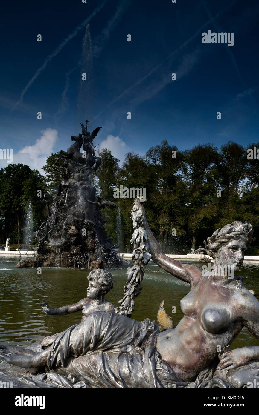 Fontäne vor Schloss Herrenchiemsee, Herrenchiemsee, Chiemsee, Chiemgau, Bayern, Deutschland, Europa Stockfoto