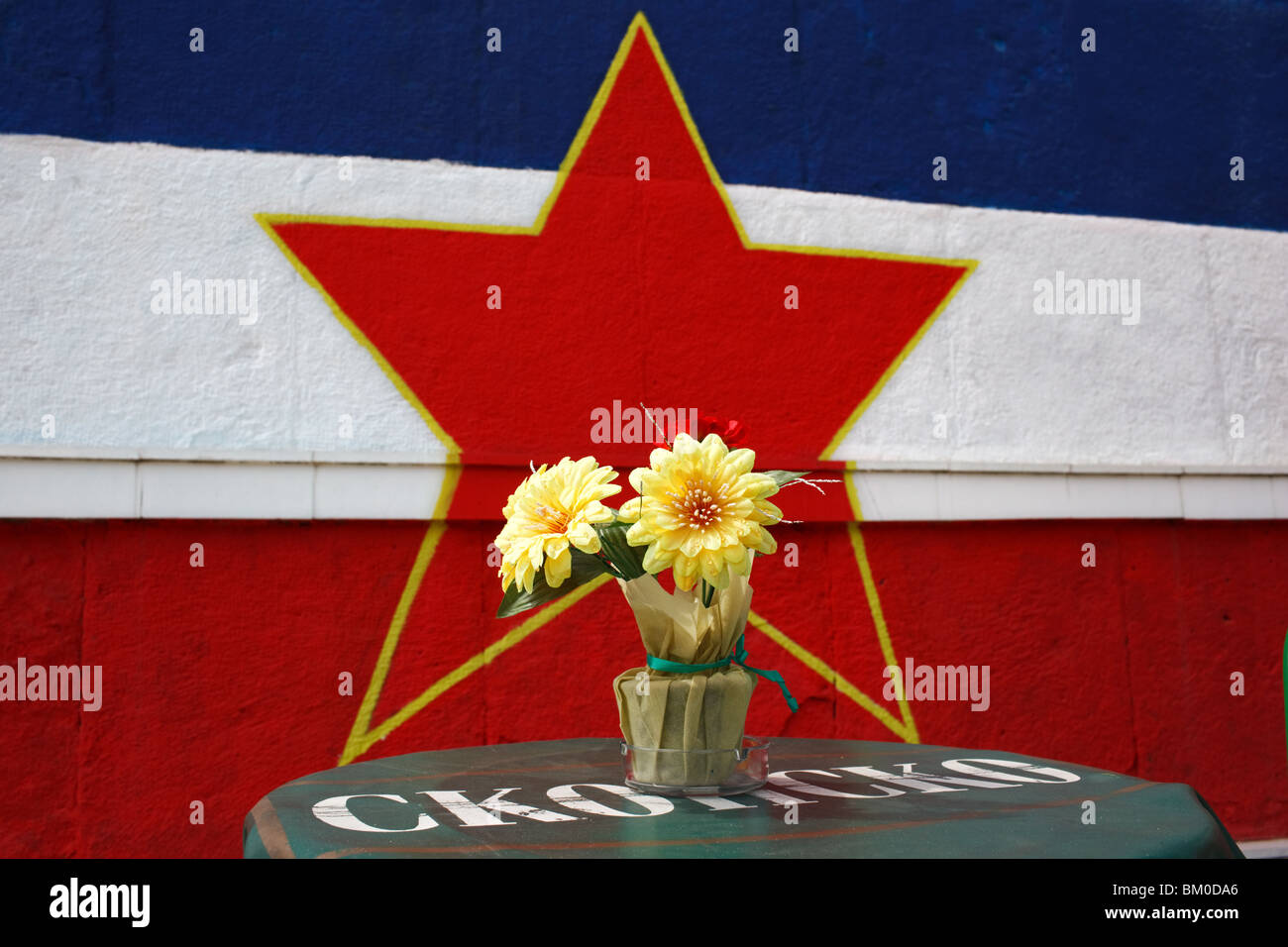 Tisch im Restaurant mit einer ehemaligen Jugoslawien Flagge gemalt an der Wand in Skopje, Mazedonien. Stockfoto