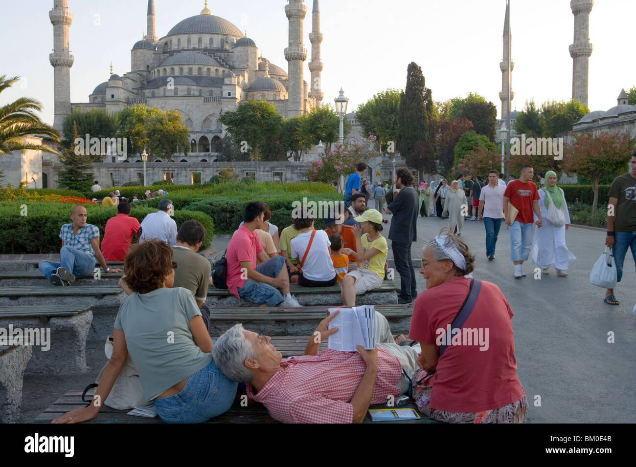 Touristischen Lesung Lonely Planet Reiseführer in der Nähe von Sultan Ahmet blaue Moschee Sultan Ahmet, Istanbul, Türkei Stockfoto