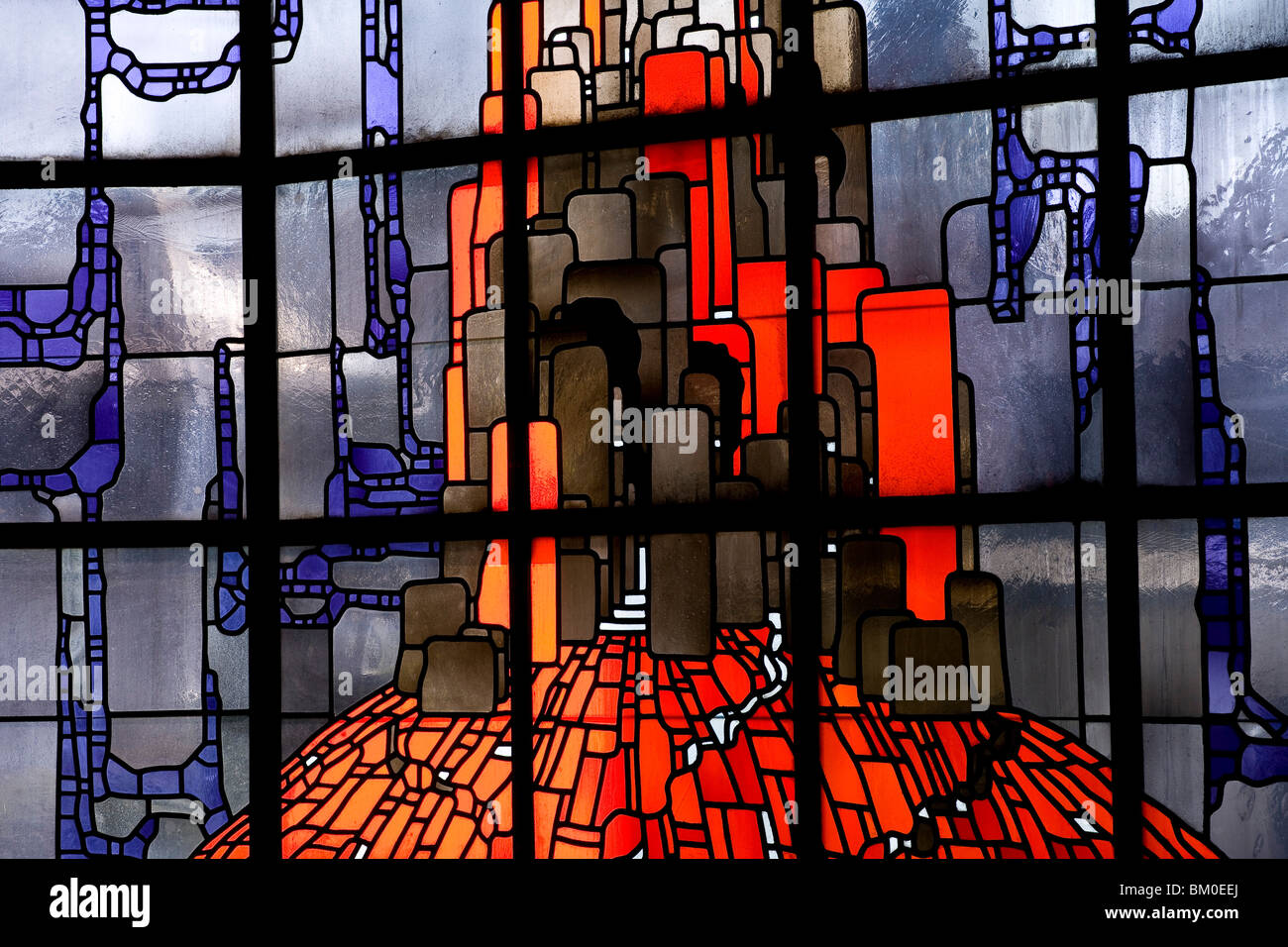 Buntglasfenster in der Wallfahrtskirche in Neviges, Baujahr 1968 vom Architekten Gottfried Böhm, Neviges, Bergisches Land, Stockfoto