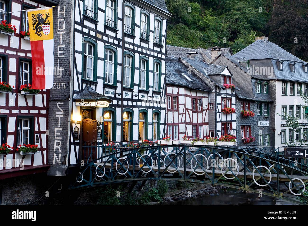 Fachwerkhäusern entlang dem Fluss Rur, Monschau, Eifel, Nordrhein-Westfalen, Deutschland, Europa Stockfoto