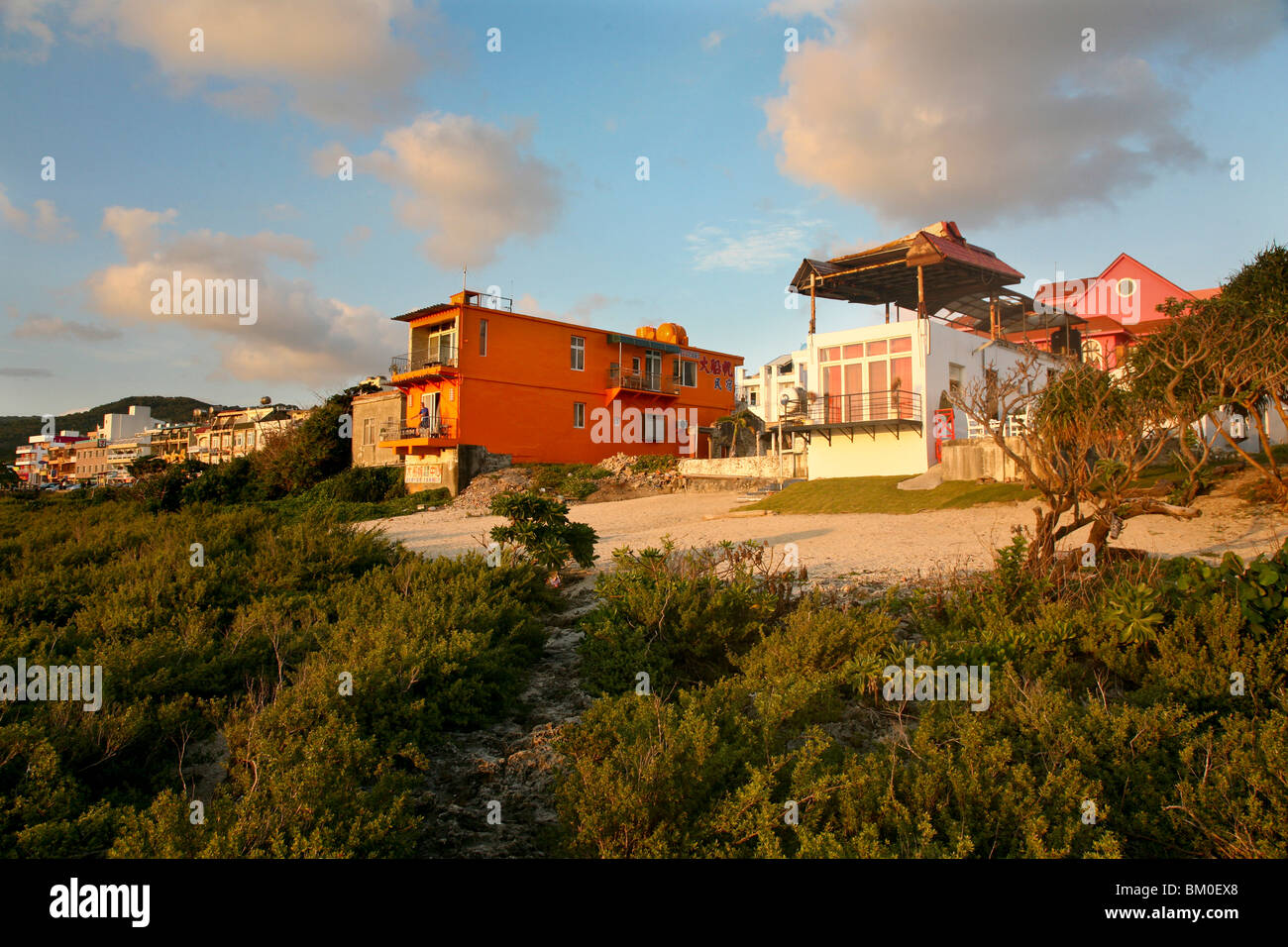 Ferienhäuser am Strand bei Sonnenuntergang, Kenting Nationalpark, Sail Rock, Kenting, Kending, Volksrepublik China, Taiwan, Asien Stockfoto