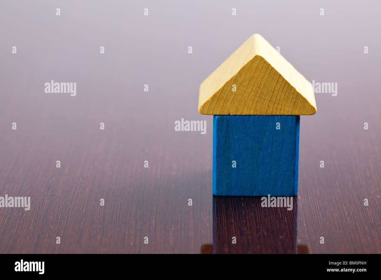 Holzspielzeug-Blockhaus auf Holztisch Stockfoto