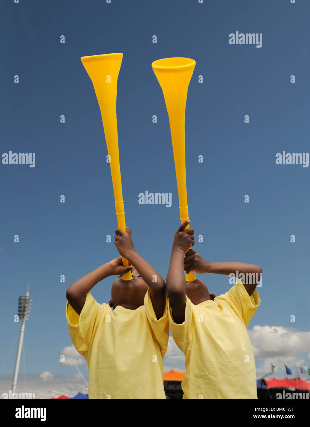 Zwei jungen (2-3) mit gelben Vuvuzellas, Cape Town, Western Cape Province, Südafrika Stockfoto