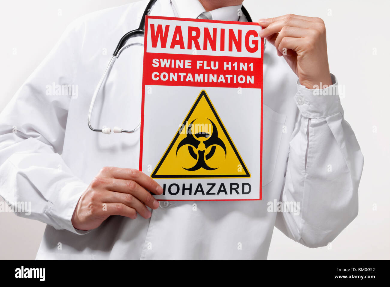 Arzt zeigt ein Warnzeichen Biohazard Stockfoto