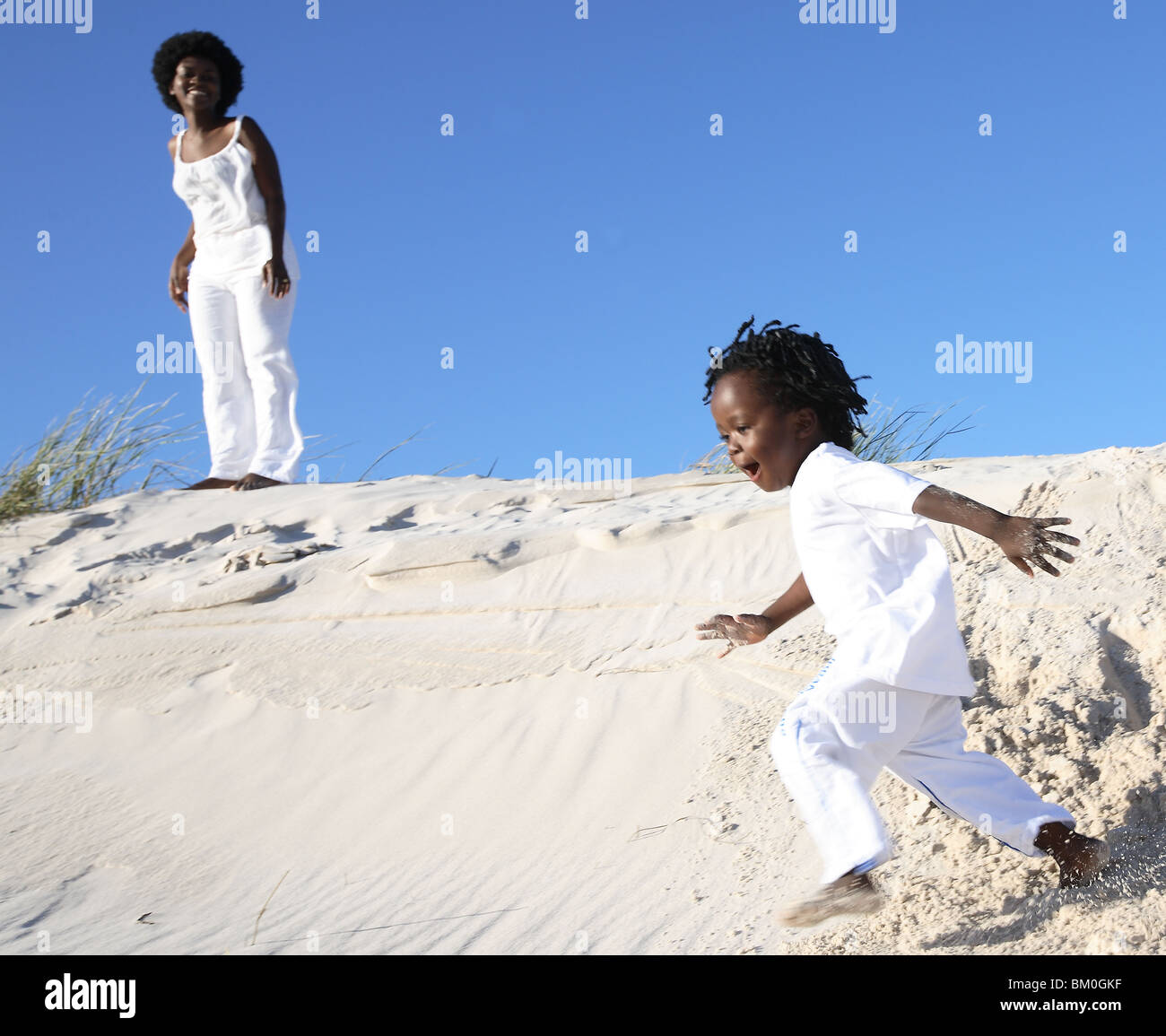 Mutter und Sohn Palying auf Sanddüne, Pringle Bay, Kapstadt, Westkap, Südafrika Stockfoto
