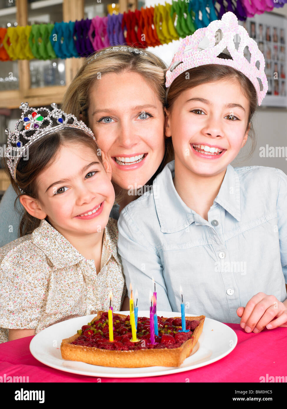 Mutter und Töchter feiern Stockfoto