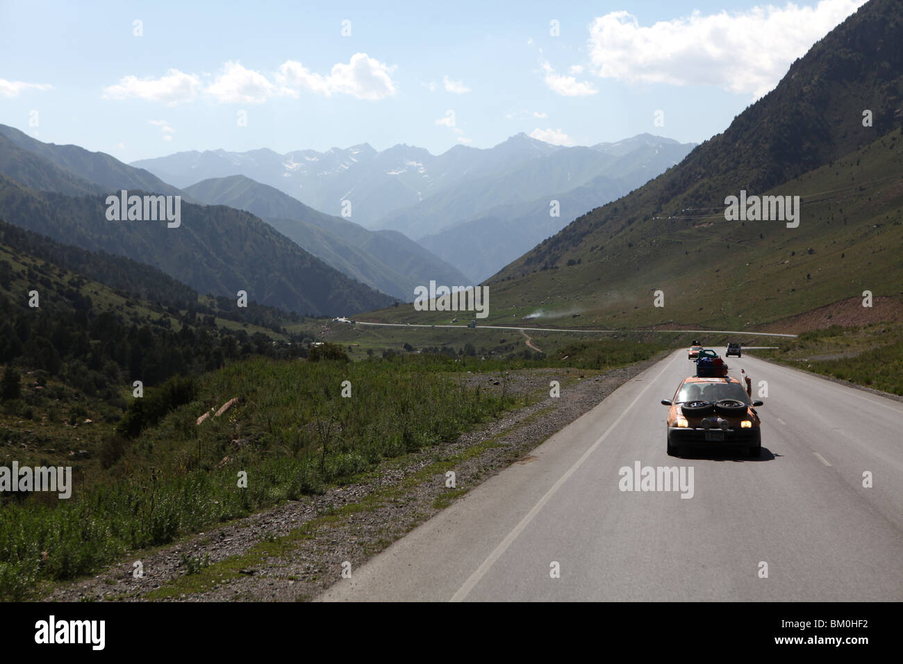Ein Rallye-Auto fahren durch die Berge in der Highlnads von Kirgisien, Zentralasien. Stockfoto