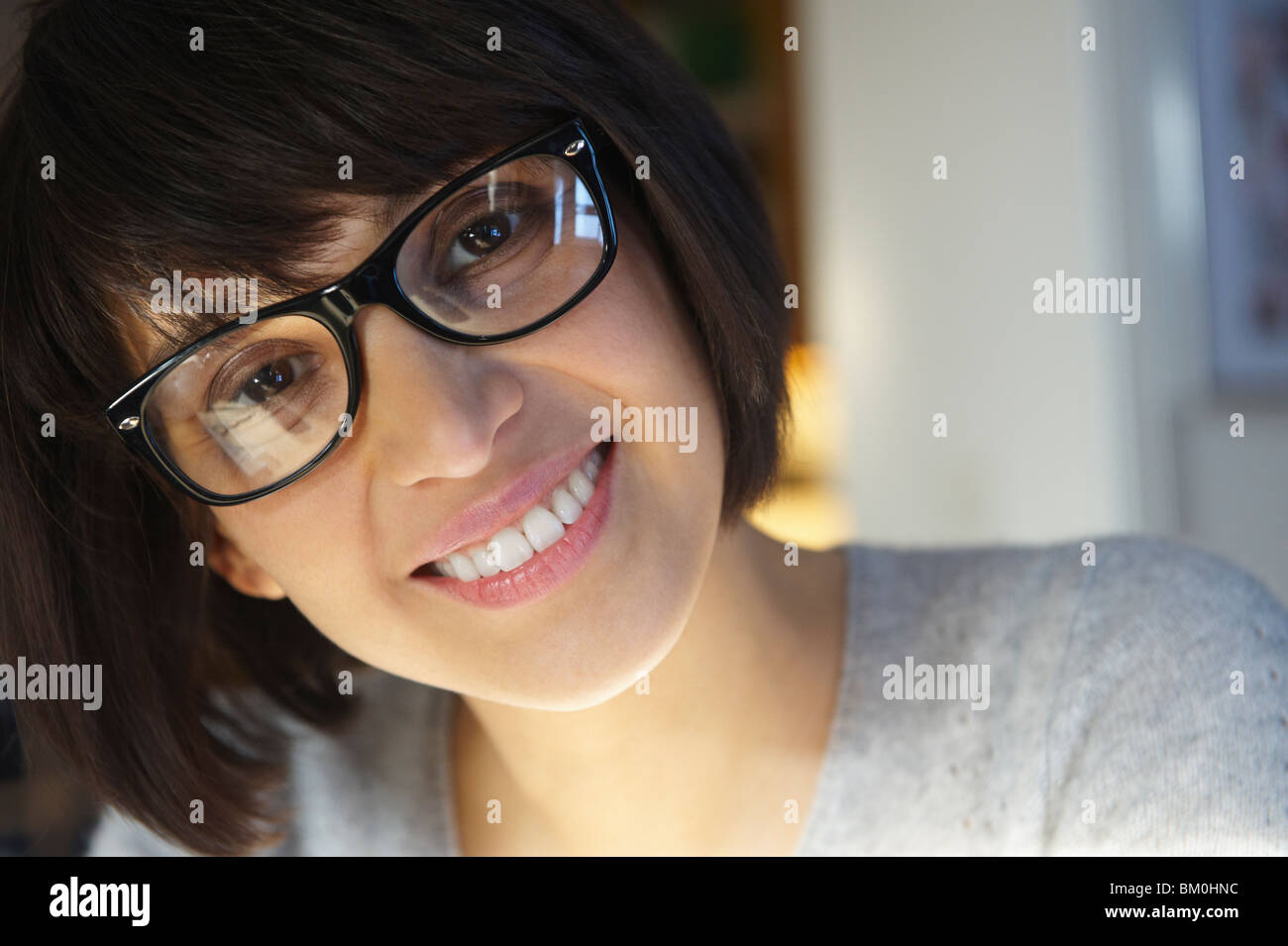 Frau mit Brille, lächelnd in die Kamera Stockfoto