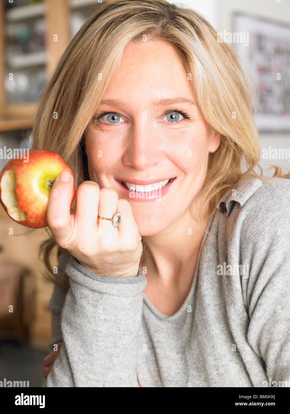 Frau einen Apfel essen Stockfoto