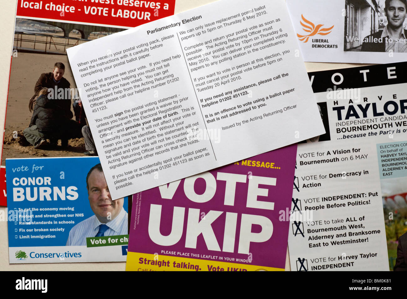 Wahlpropaganda in Bournemouth mit Parlamentswahlen Karte unter Angabe der postalische Abstimmung pack Stockfoto