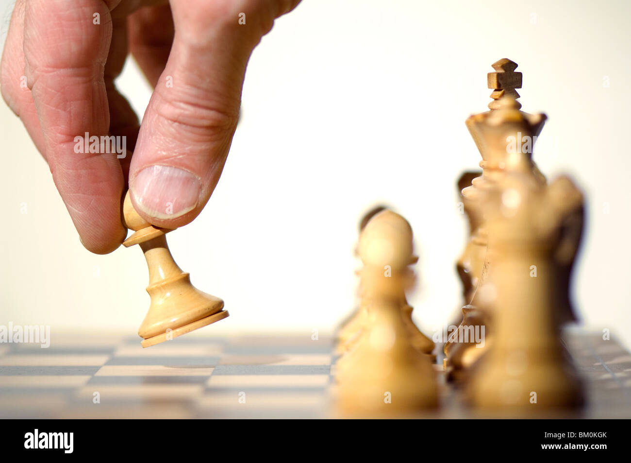 Schach. Öffnen bewegen. Seite Ansicht weiße Schachfiguren auf Schachbrett als ersten Schritt erfolgt Stockfoto