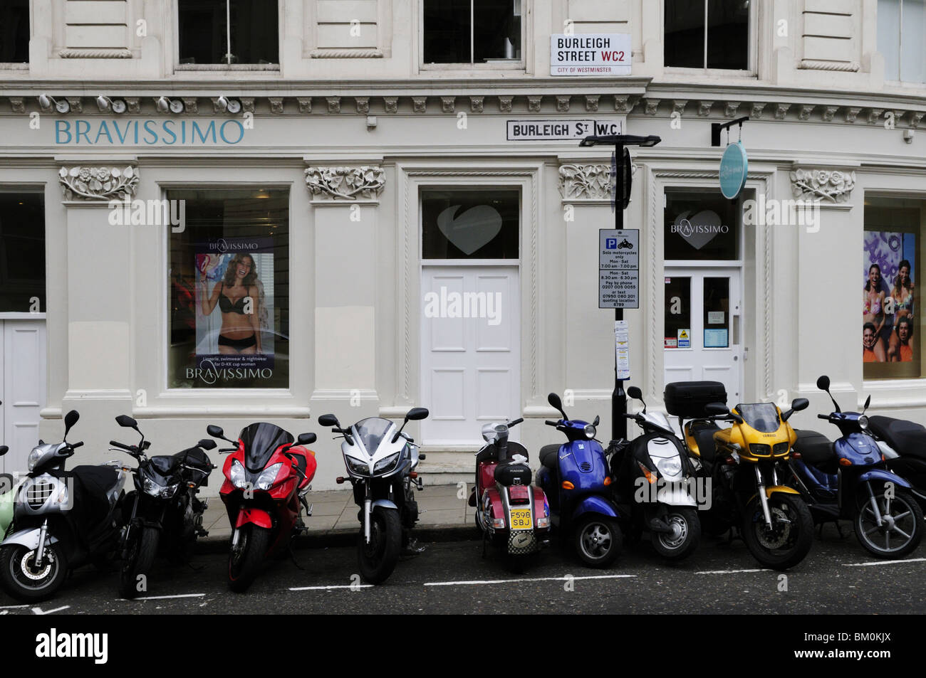 Roller vor Bravissimo geparkt, Burleigh Straße, Westminster, London, England, UK Stockfoto