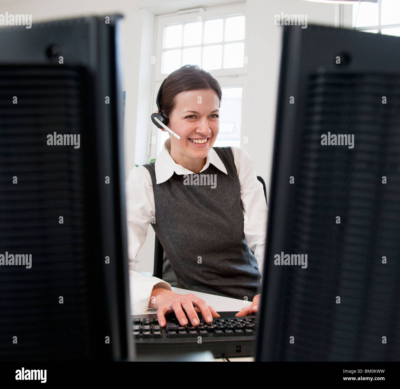 Geschäftsfrau vor computer Stockfoto