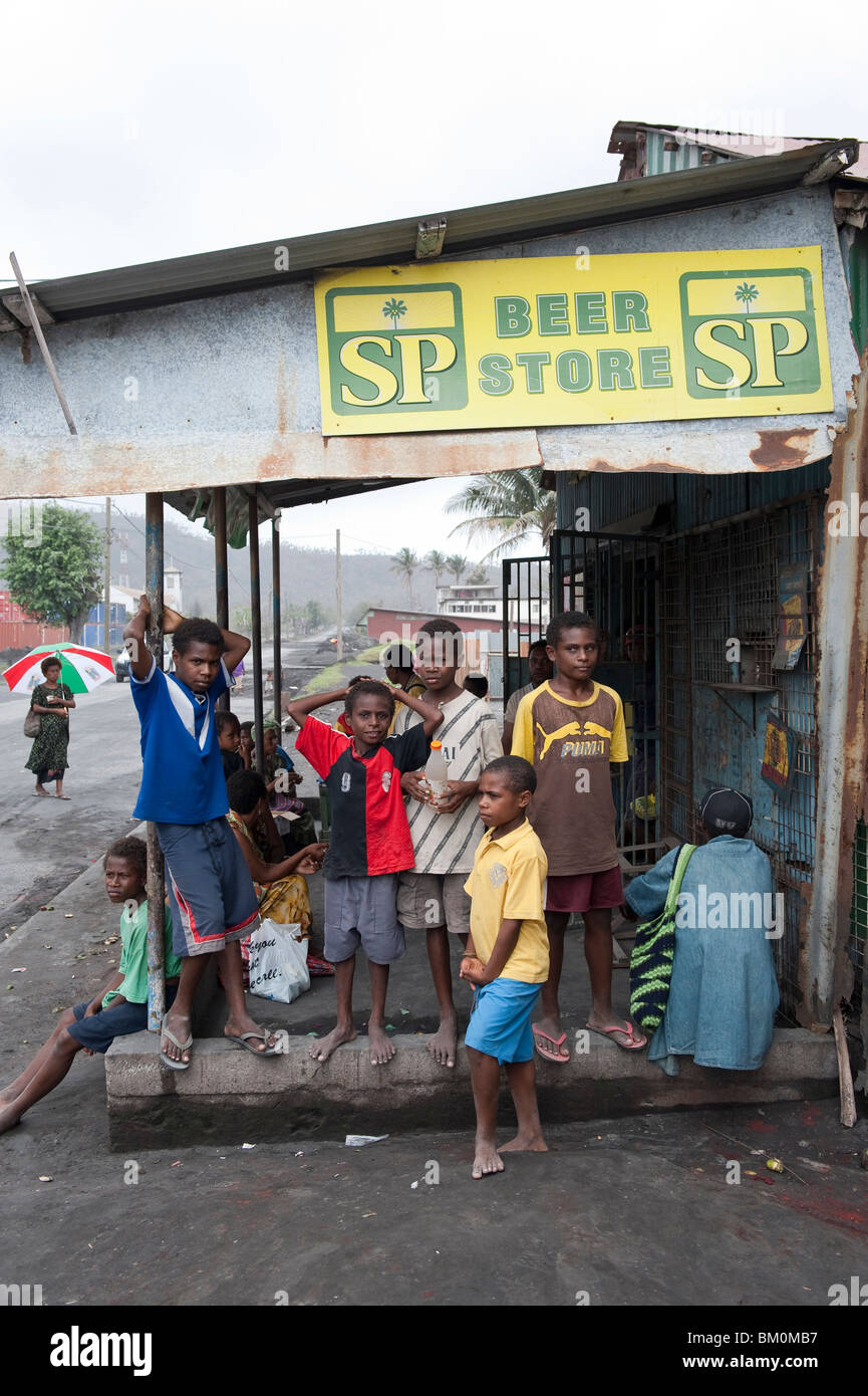 Kinder, die Herumlungern außerhalb eines Bier-Ladens in Rabaul, East New Britain, Papua New Guinea Stockfoto