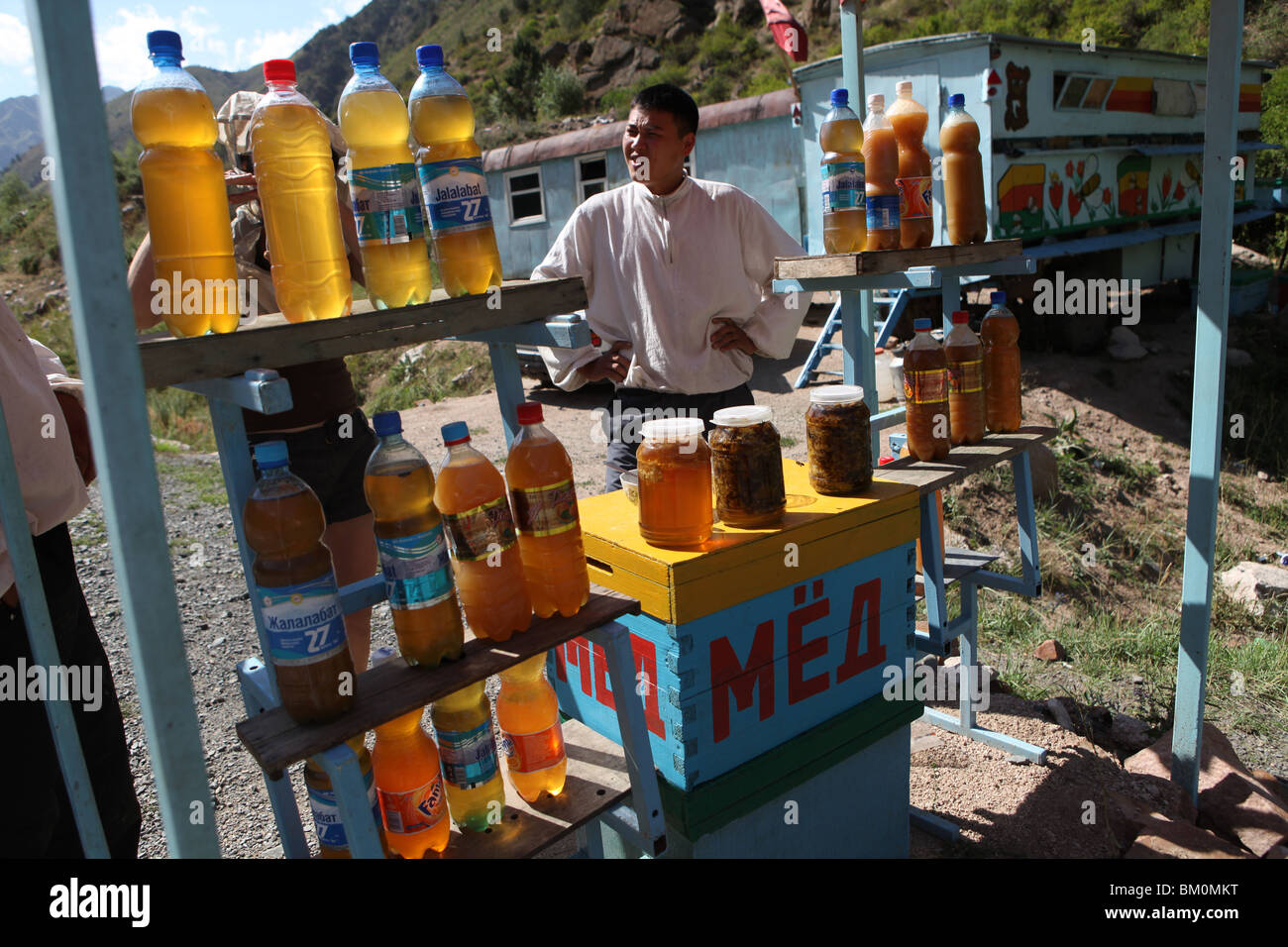 Ein Biene-Halter, Verkauf von hausgemachten Honig in Kirgisien, Zentralasien unterwegs. Stockfoto