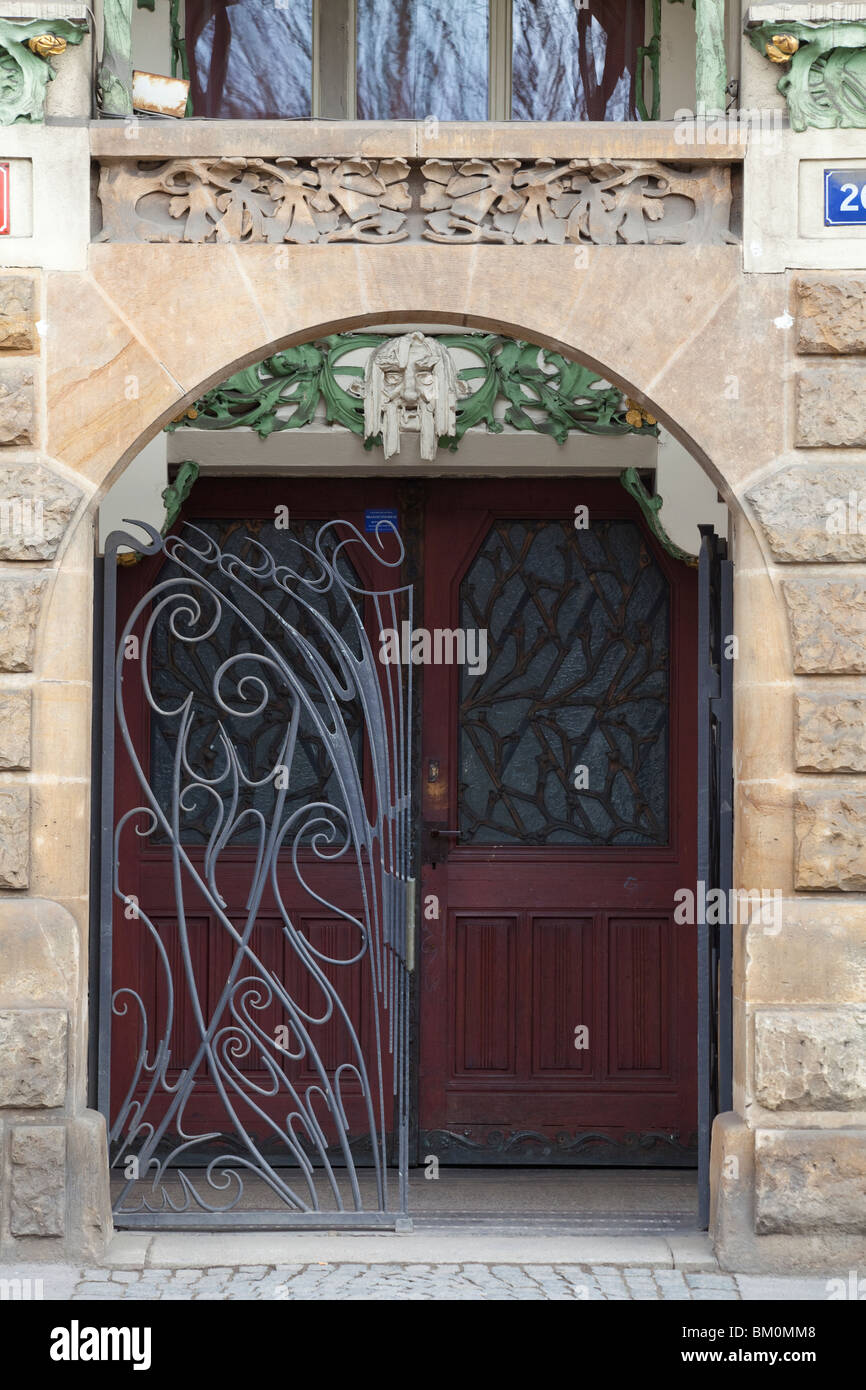 Detail des Einganges, Jugendstil-Gebäude am Kai Gottwald, Prag, Tschechische Handelsministerium. Stockfoto