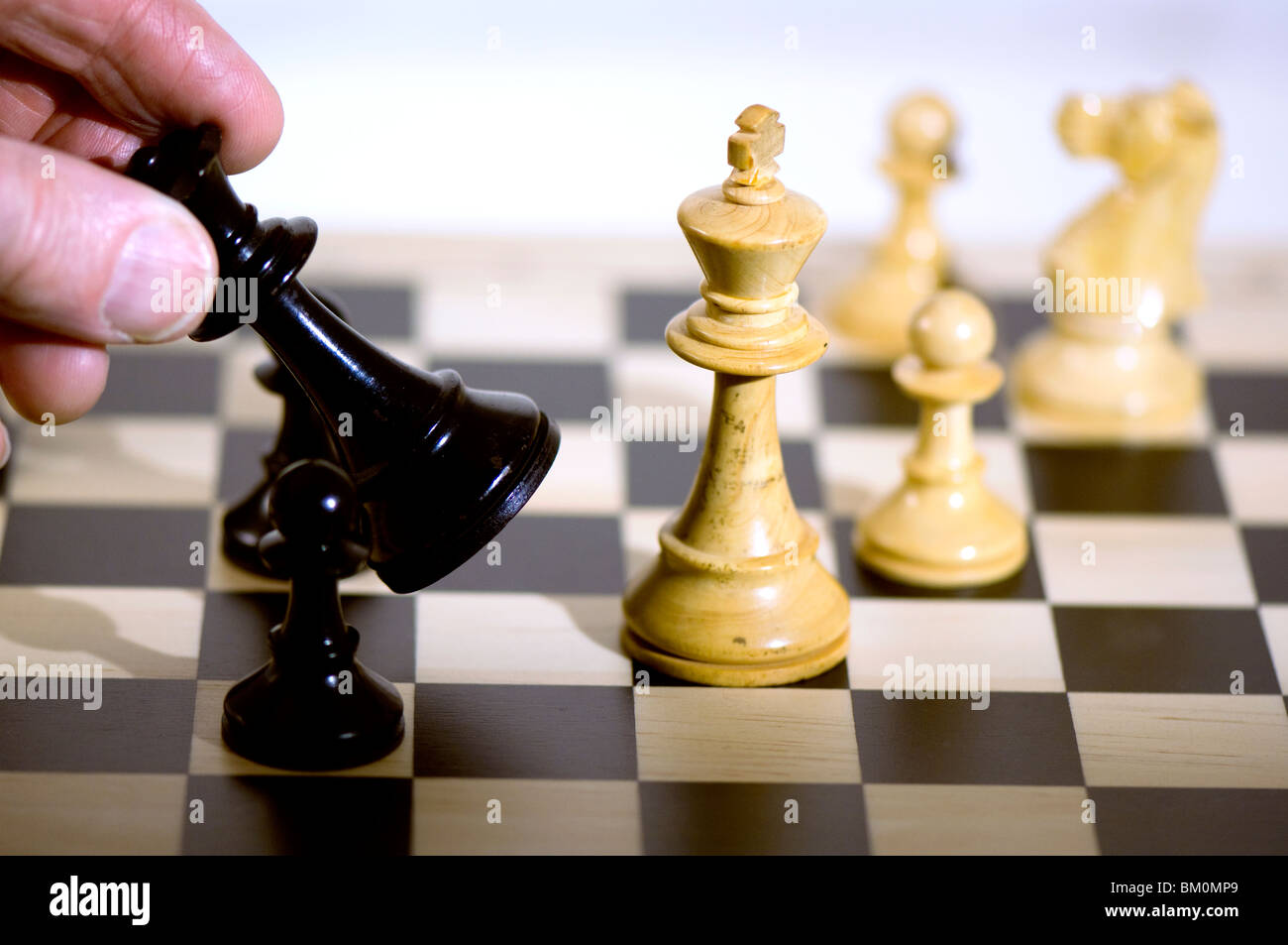Schach. Schwarz bewegt sich die Königin Schachfiguren auf Schachbrett, Königin in der hand Stockfoto